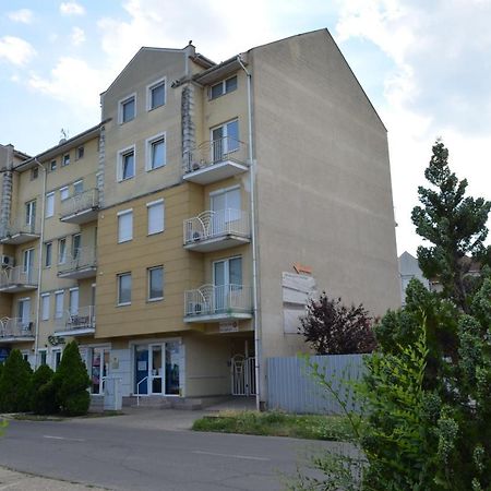 Gabi Apartman Hajdúszoboszló Esterno foto