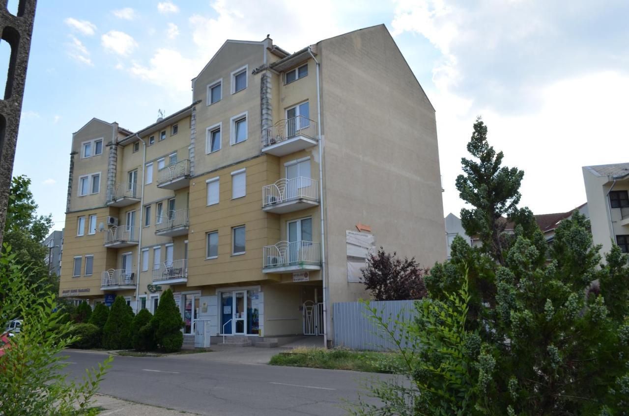 Gabi Apartman Hajdúszoboszló Esterno foto
